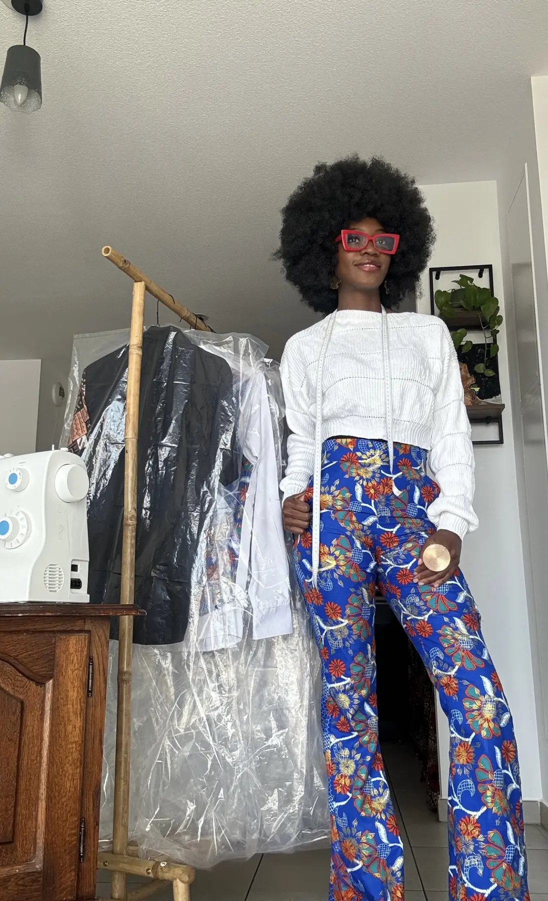 Jessica-Paule NTOUTOUM dans son atelier, près de sa machine à coudre